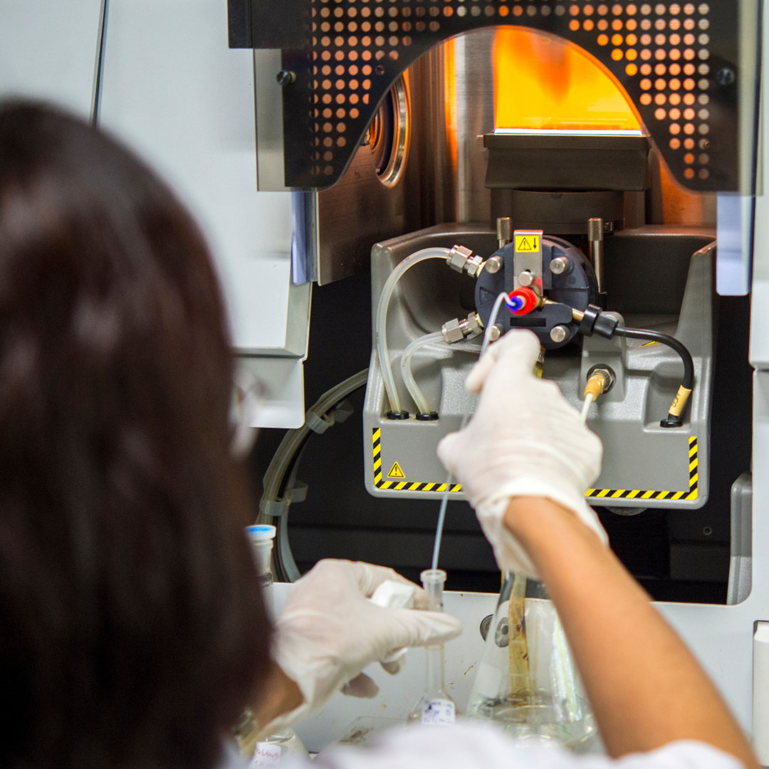 A female scientist experimenting in a laboratory.
