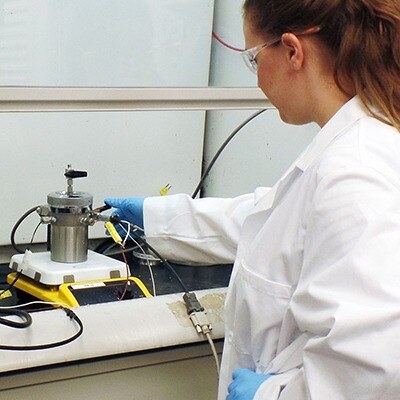 ARSST-employee-in-lab
